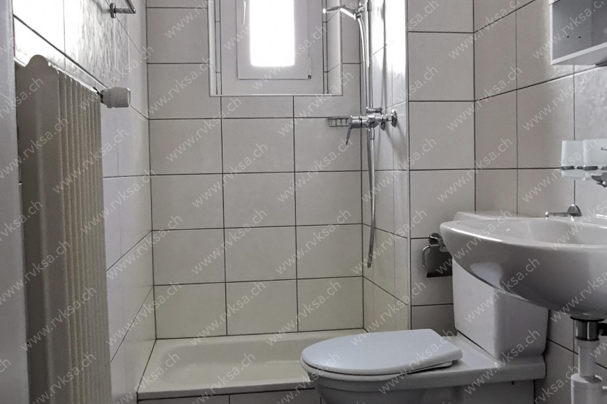 Appartement de 3 pièces, 65 m2, à Neuchâtel Appartement de 3 pièces, 65 m2, à Neuchâtel - Salle de bain