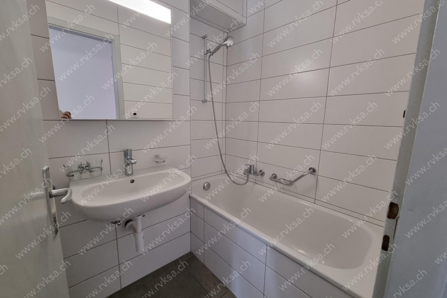 Appartement de 4 pièces, 80 m2, à Peseux - Salle de bain 