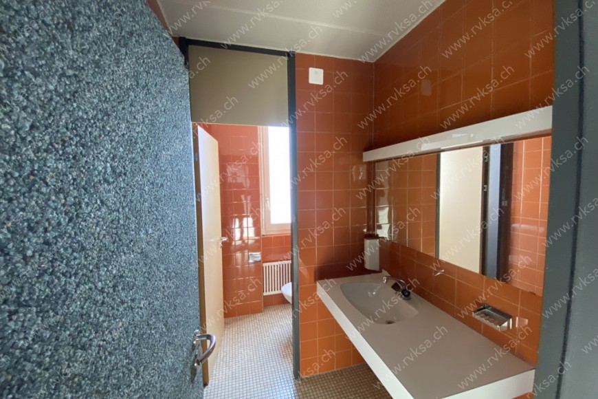 Local commercial, 268 m2, à La Chaux-de-Fonds - Salle de bain 