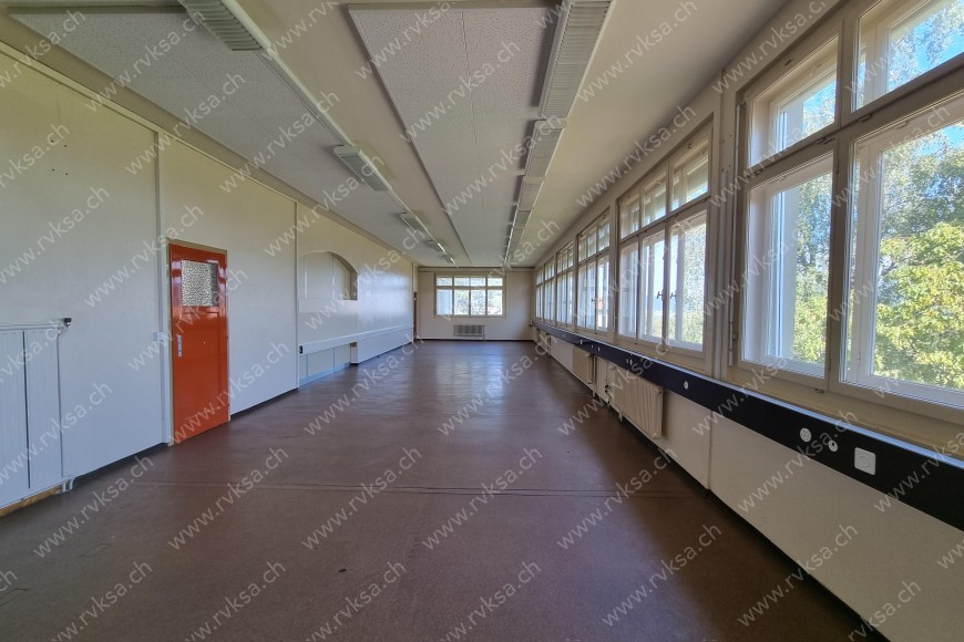 Local commercial de 3 pièces, 200 m2, à Les Geneveys-sur-Coffrane Local commercial de 3 pièces, 200 m2, à Les Geneveys-sur-Coffrane - Séjour