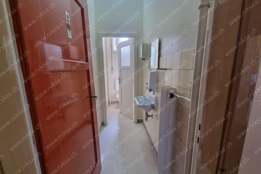 Local commercial de 3 pièces, 200 m2, à Les Geneveys-sur-Coffrane Local commercial de 3 pièces, 200 m2, à Les Geneveys-sur-Coffrane - Salle de bain