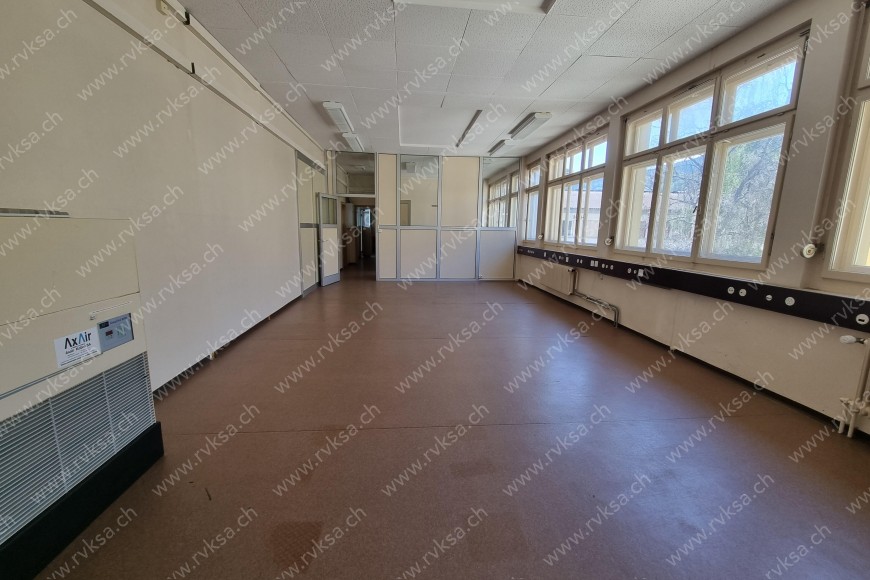 Local commercial de 3 pièces, 200 m2, à Les Geneveys-sur-Coffrane Local commercial de 3 pièces, 200 m2, à Les Geneveys-sur-Coffrane - Séjour