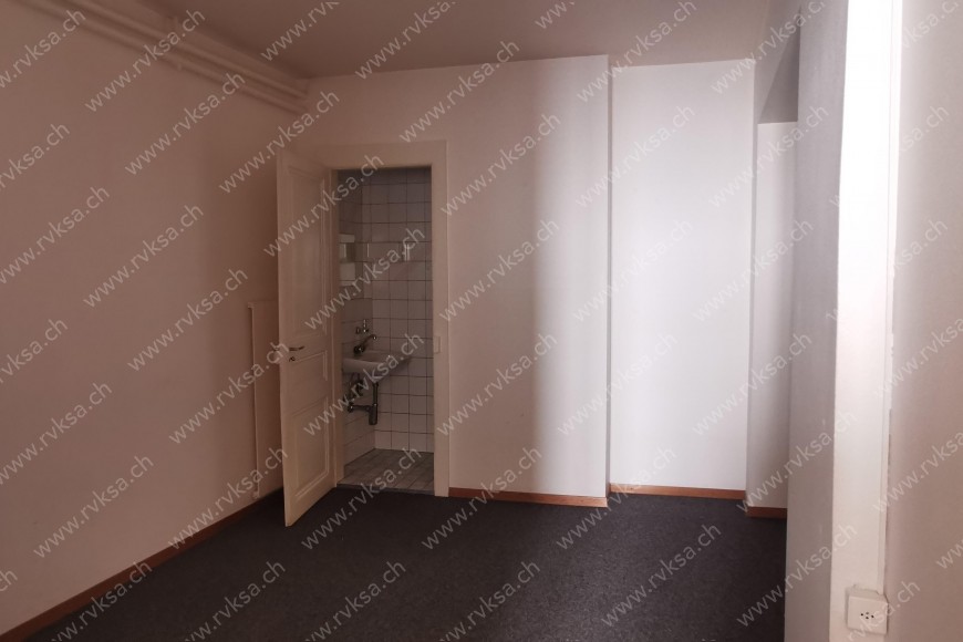 Local commercial de 6.5 pièces, 167 m2, à Neuchâtel Local commercial de 6.5 pièces, 167 m2, à Neuchâtel - Hall