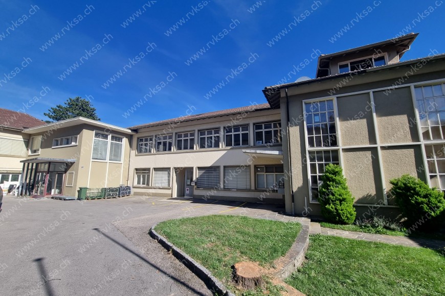 Local commercial de 3 pièces, 200 m2, à Les Geneveys-sur-Coffrane Bâtiment Local commercial de 3 pièces, 200 m2, à Les Geneveys-sur-Coffrane