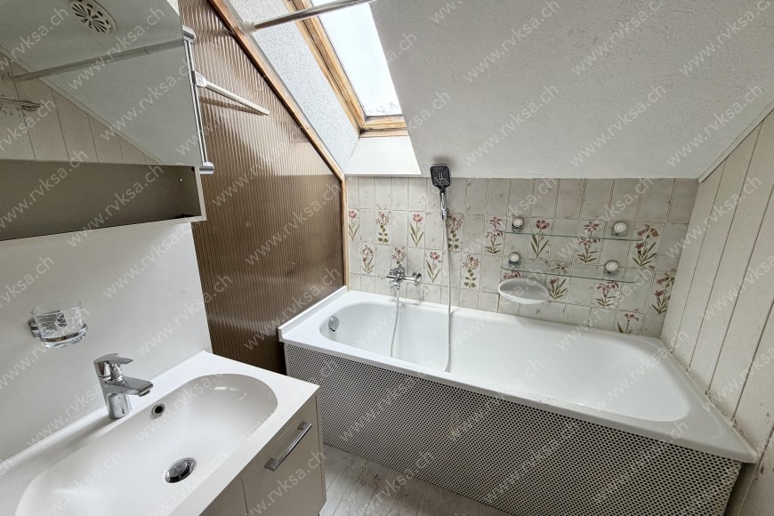 Appartement de 3 pièces, 80 m2, à La Chaux-de-Fonds - Salle de bain 