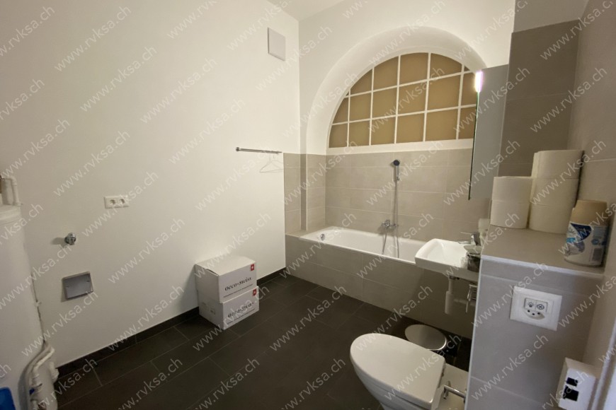 Local commercial de 5.5 pièces, 250 m2, à Neuchâtel - Salle de bain 