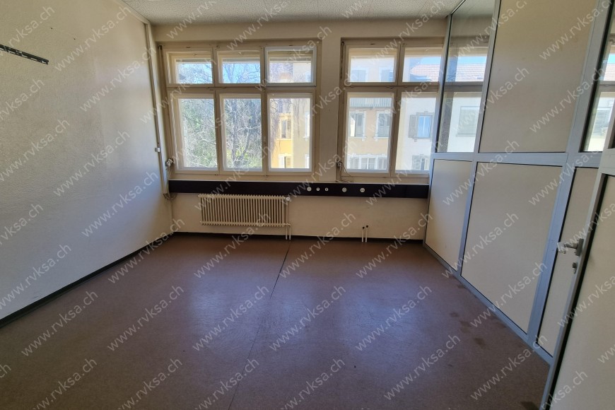 Local commercial de 3 pièces, 200 m2, à Les Geneveys-sur-Coffrane Local commercial de 3 pièces, 200 m2, à Les Geneveys-sur-Coffrane - Chambre N°1