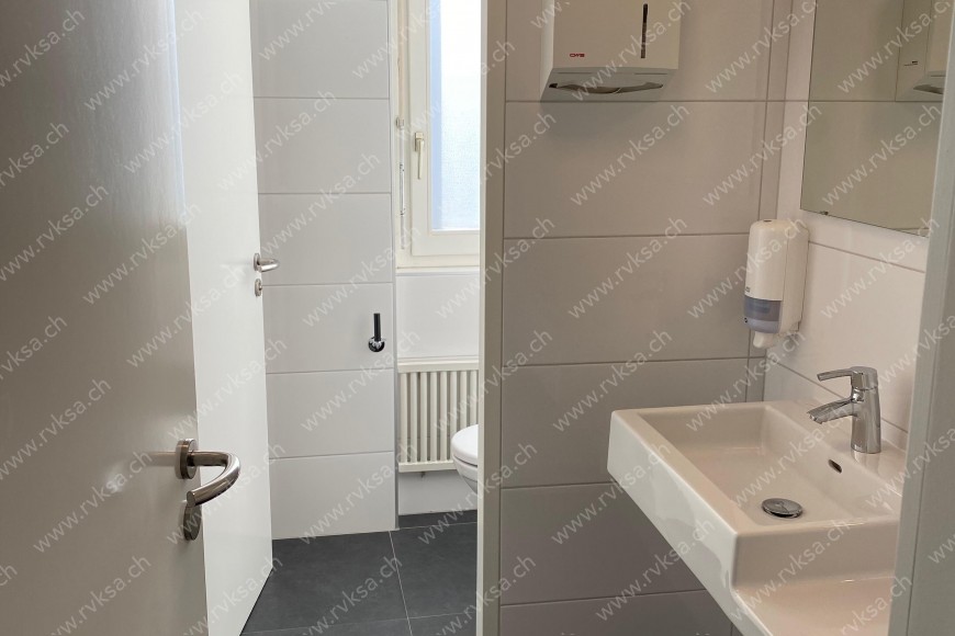 Local commercial de 4 pièces, 268 m2, à La Chaux-de-Fonds Local commercial de 4 pièces, 268 m2, à La Chaux-de-Fonds - Salle de bain