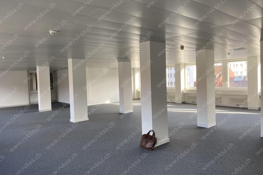 Local commercial de 4 pièces, 268 m2, à La Chaux-de-Fonds Local commercial de 4 pièces, 268 m2, à La Chaux-de-Fonds - Chambre N°1