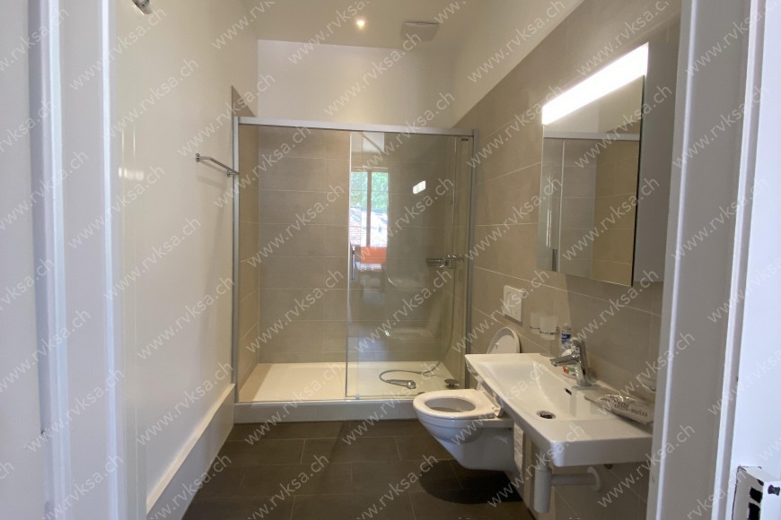 Local commercial de 5.5 pièces, 250 m2, à Neuchâtel Local commercial de 5.5 pièces, 250 m2, à Neuchâtel - Salle de bain