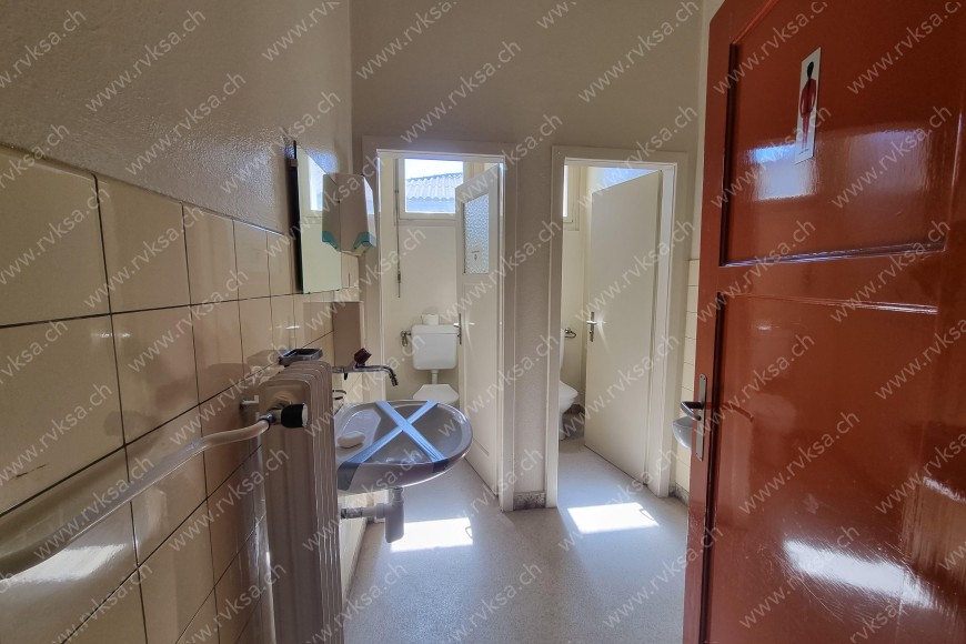 Local commercial de 3 pièces, 200 m2, à Les Geneveys-sur-Coffrane Local commercial de 3 pièces, 200 m2, à Les Geneveys-sur-Coffrane - Salle de bain