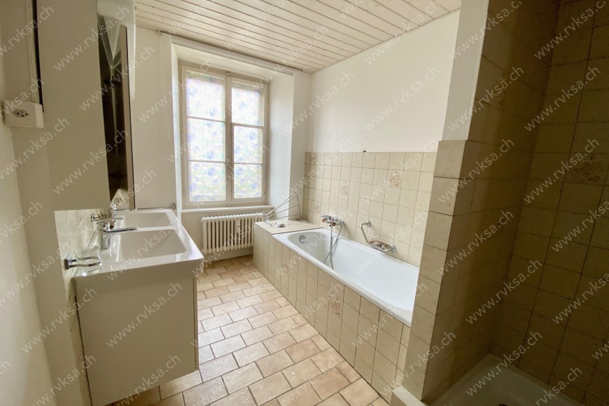 Appartement de 5 pièces, 183 m2, à La Chaux-de-Fonds - Salle de bain 