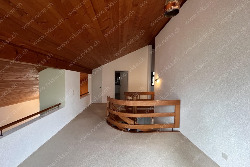 Appartement de 6 pièces, 200 m2, à Bôle - Hall 
