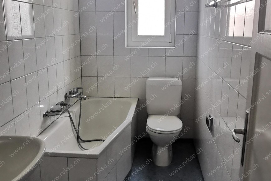 Appartement de 3 pièces, 61 m2, à Les Geneveys-sur-Coffrane Appartement de 3 pièces, 61 m2, à Les Geneveys-sur-Coffrane - Salle de bain