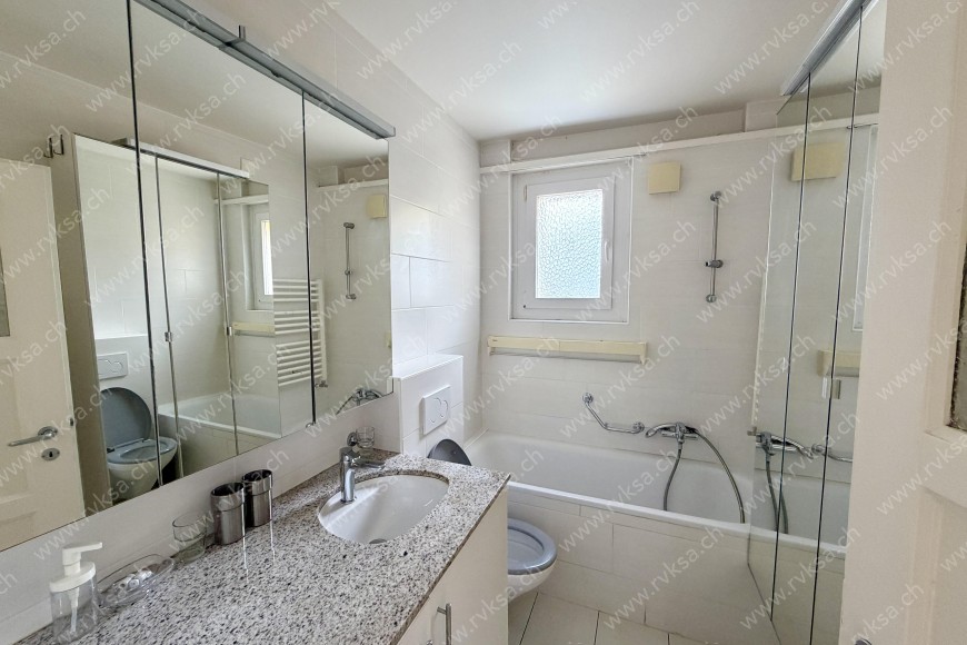 Appartement de 4 pièces, 90 m2, à Neuchâtel Appartement de 4 pièces, 90 m2, à Neuchâtel - Salle de bain