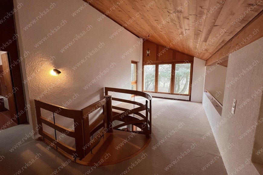 Appartement de 6 pièces, 200 m2, à Bôle - Hall 