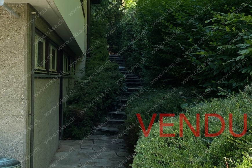 Chemin piétonnier sur façade Est