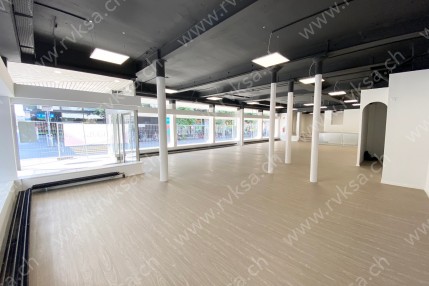 Local commercial de 1 pièce, 364.32 m2, à Bienne - Séjour 
