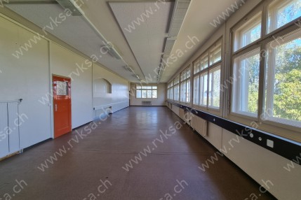 Local commercial de 3 pièces, 200 m2, à Les Geneveys-sur-Coffrane - Séjour 